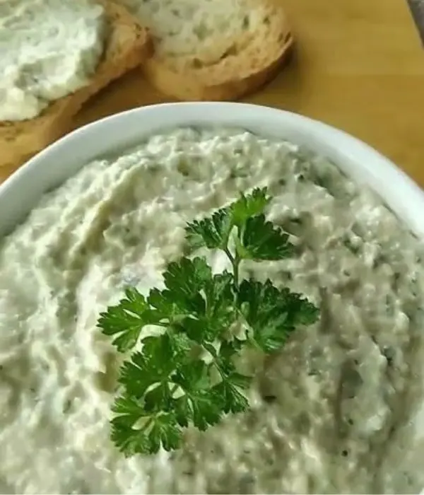 Patê de ervas cremoso com pães